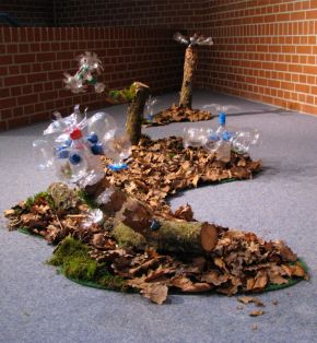 Äste, Laub, Plastikflaschen | 2009  | Bodeninstallation | Ausstellung GLAS im Landratsamt Waiblingen 2009