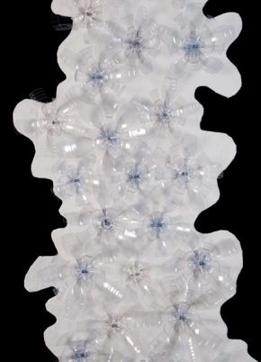 Blüten | 2009 | 200 x 52 cm | Wandinstallation aus Plastikflaschen | Ausstellung GLAS im Landratsamt Waiblingen 2009