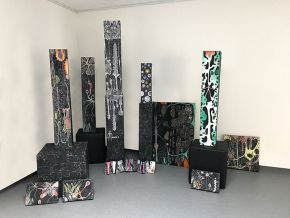 Nachtmärchen | 2017 | Installation Verschiedene bemalte Stehlen und Bilder auf dem Boden