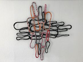 Ohne Titel | 2017 | 120 x 120 cm | Installation Verschieene rundliche Schlaufen zu einem Kreuz übereinandergelegt