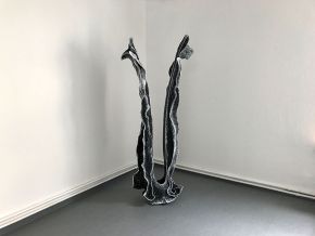 entfalten | 2017 | 180 x 50 cm | Installation Kunstwerk in Grau und Weiß